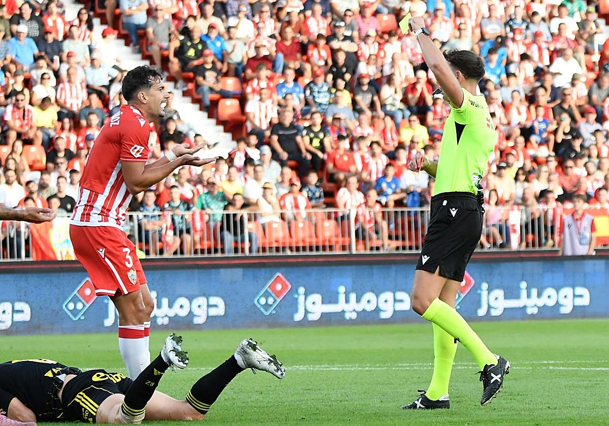 Álex Muñoz es amonestado y no podrña jugar en Córdoba.