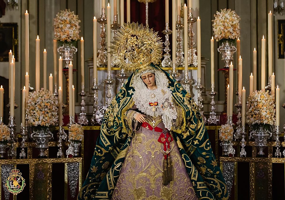 Imagen principal - Besamanos en San Gil y Santa Ana con motivo del VII Aniversario de la Coronación de la Esperanza