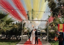 Entrada de los novios al restaurante.