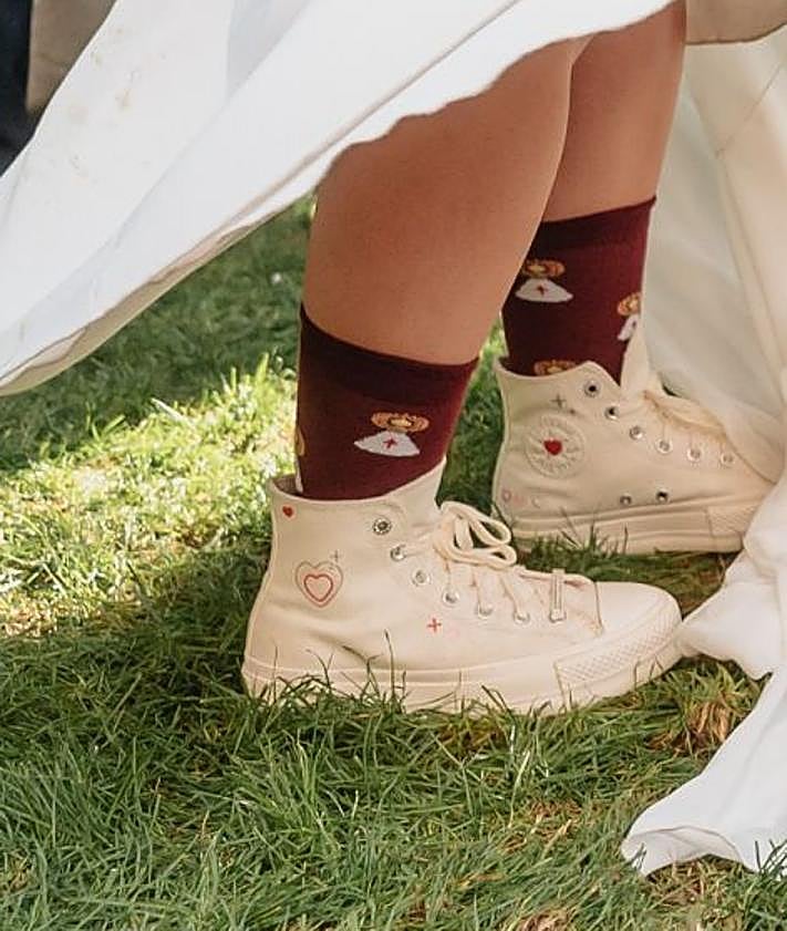 Imagen secundaria 2 - Imágenes de la entrada a la boda tomadas por el fotógrafo. Debajo, calcetines con la Virgen del Pilar.