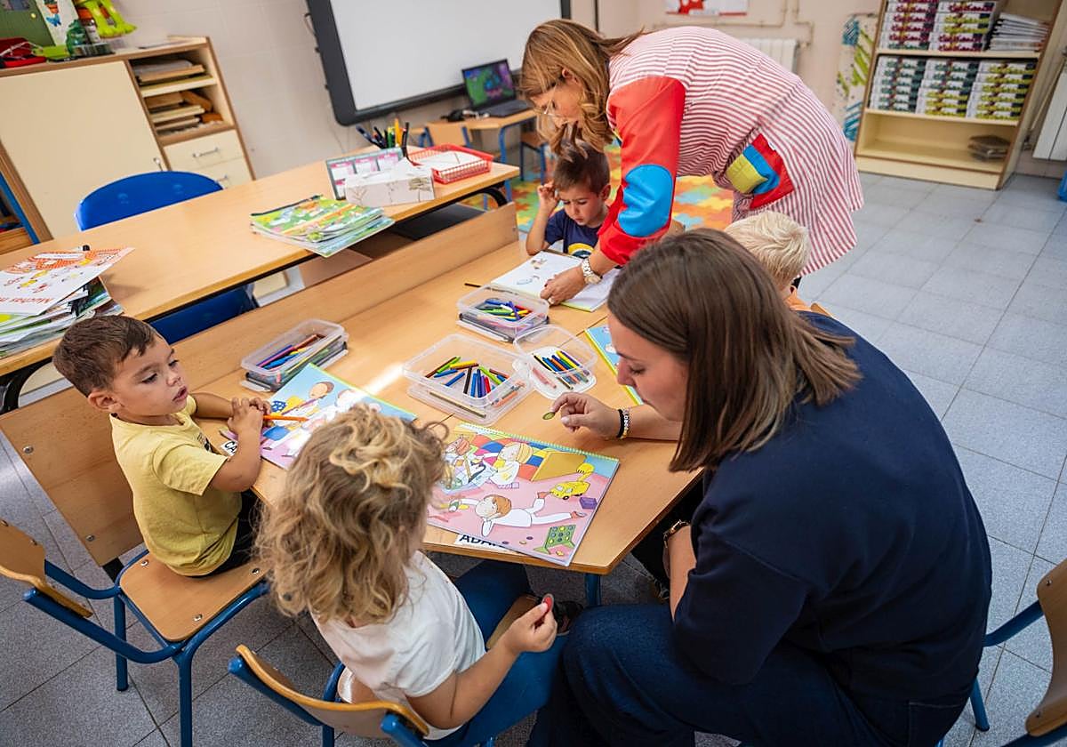 Niños en Gor, una de las escuelas rurales que perduran en Granada.