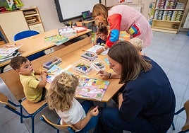 Niños en Gor, una de las escuelas rurales que perduran en Granada.