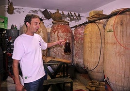 Empleado del Restaurante 'La Huertecilla' de Cónchar en la bodega de este local.