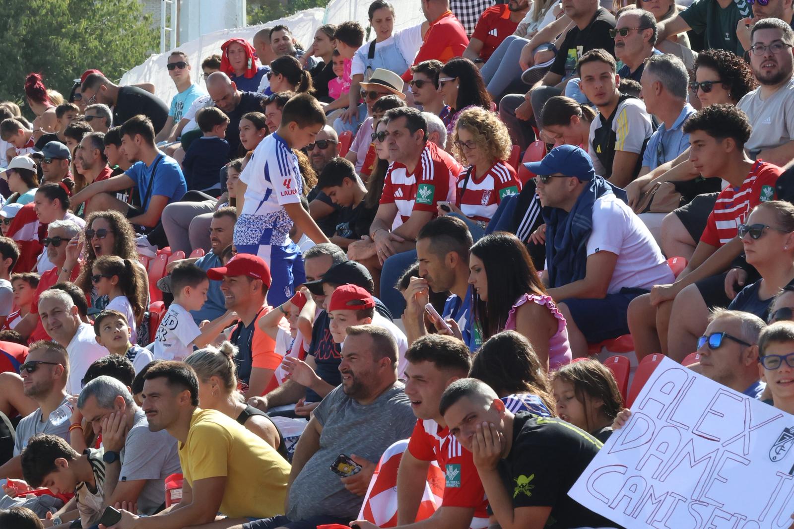 El Granada reúne a 400 personas en su entrenamiento a puerta abierta