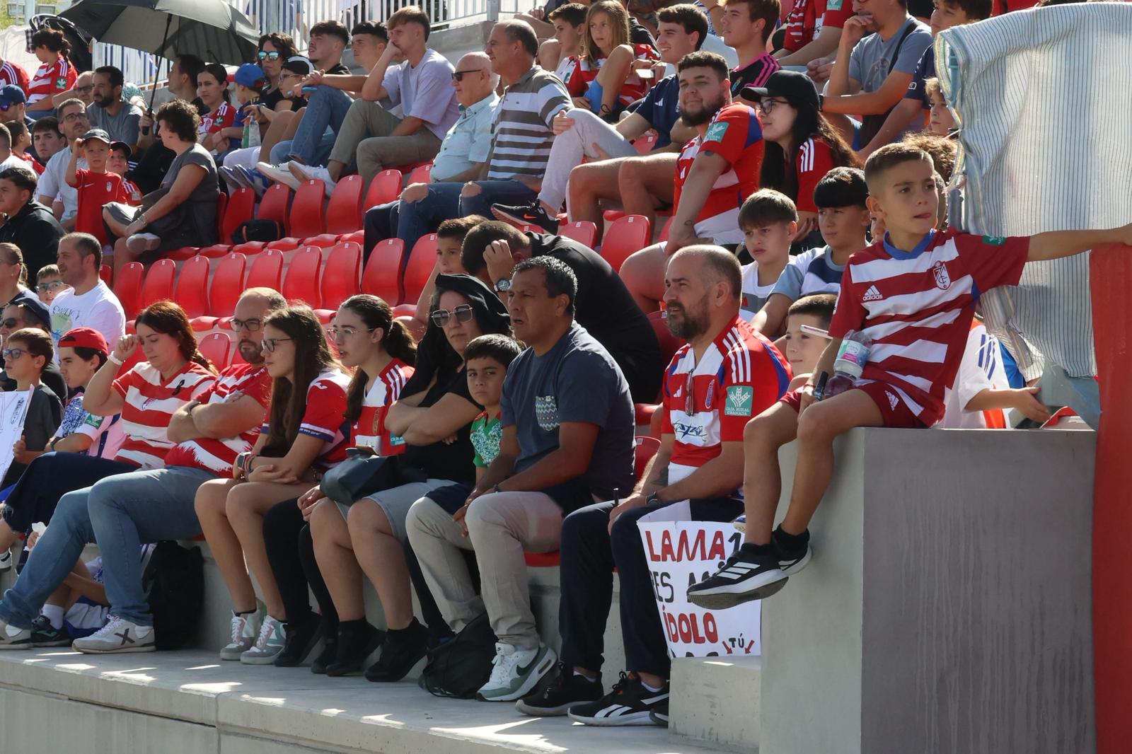 El Granada reúne a 400 personas en su entrenamiento a puerta abierta