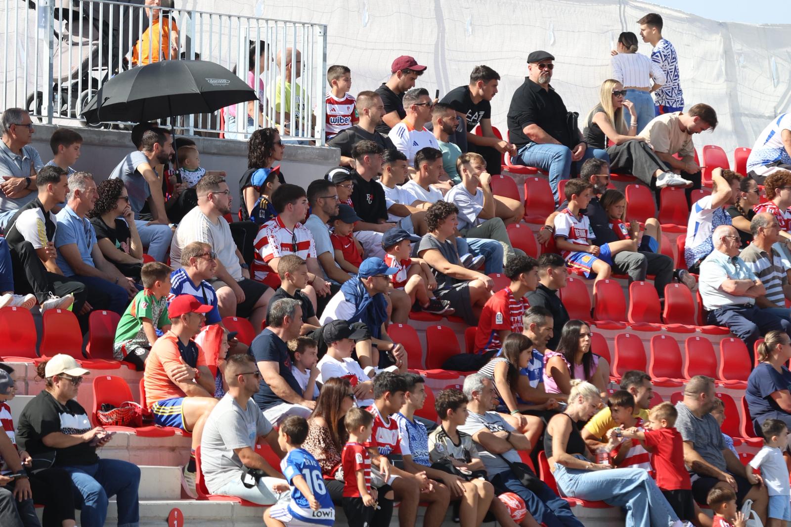 El Granada reúne a 400 personas en su entrenamiento a puerta abierta
