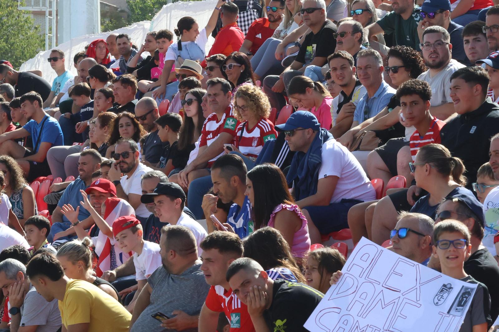 El Granada reúne a 400 personas en su entrenamiento a puerta abierta