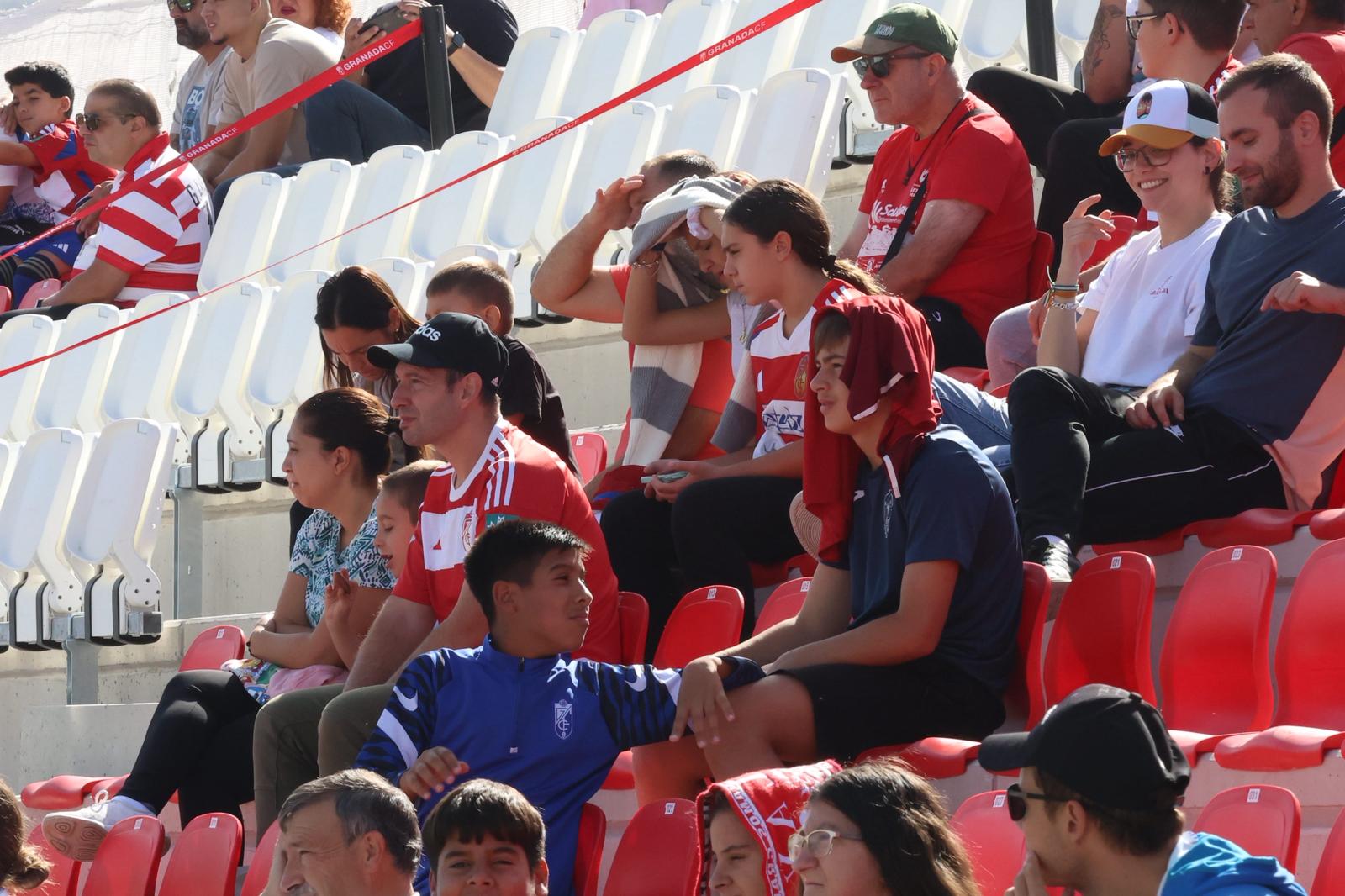 El Granada reúne a 400 personas en su entrenamiento a puerta abierta
