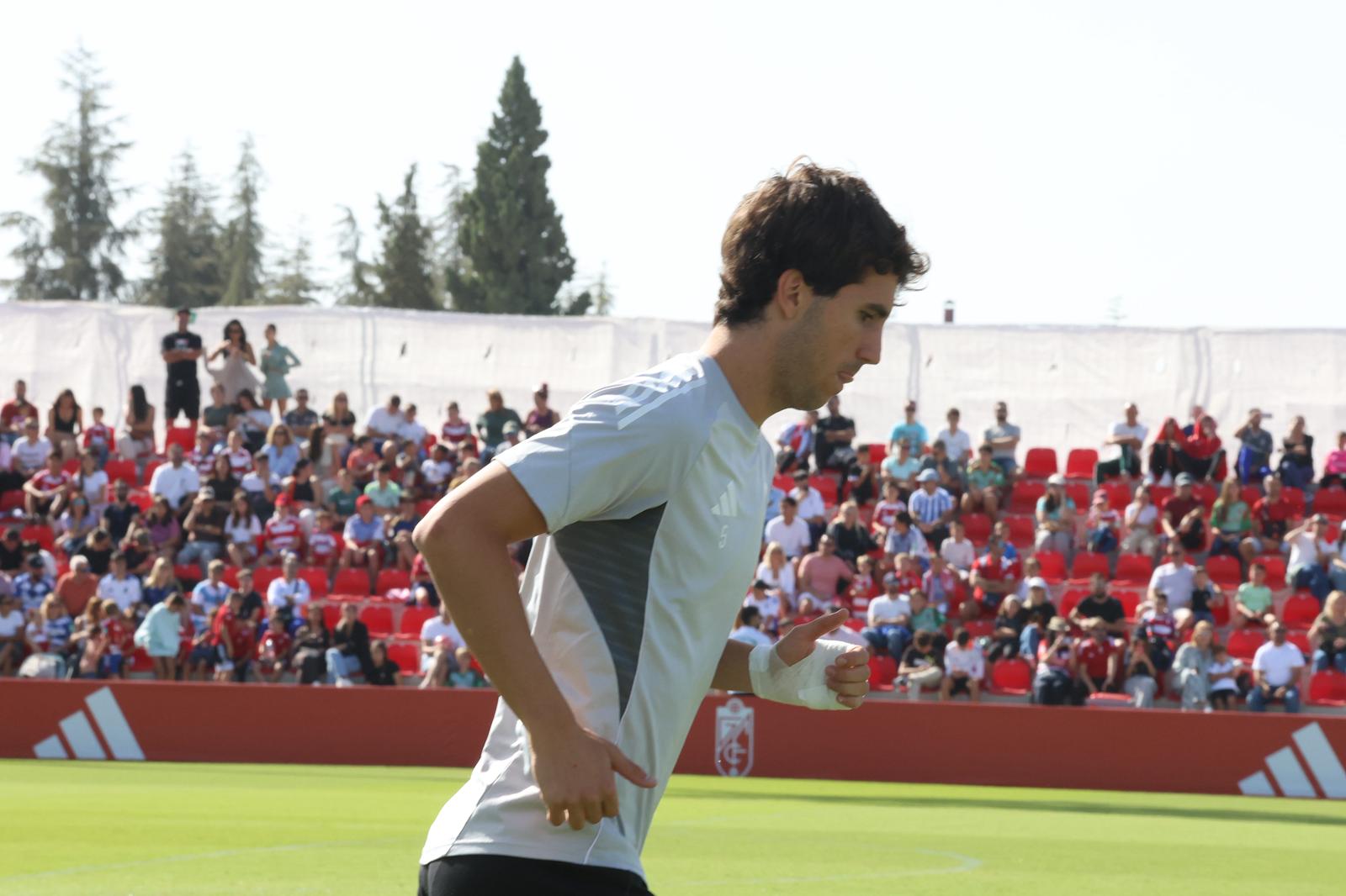 El Granada reúne a 400 personas en su entrenamiento a puerta abierta