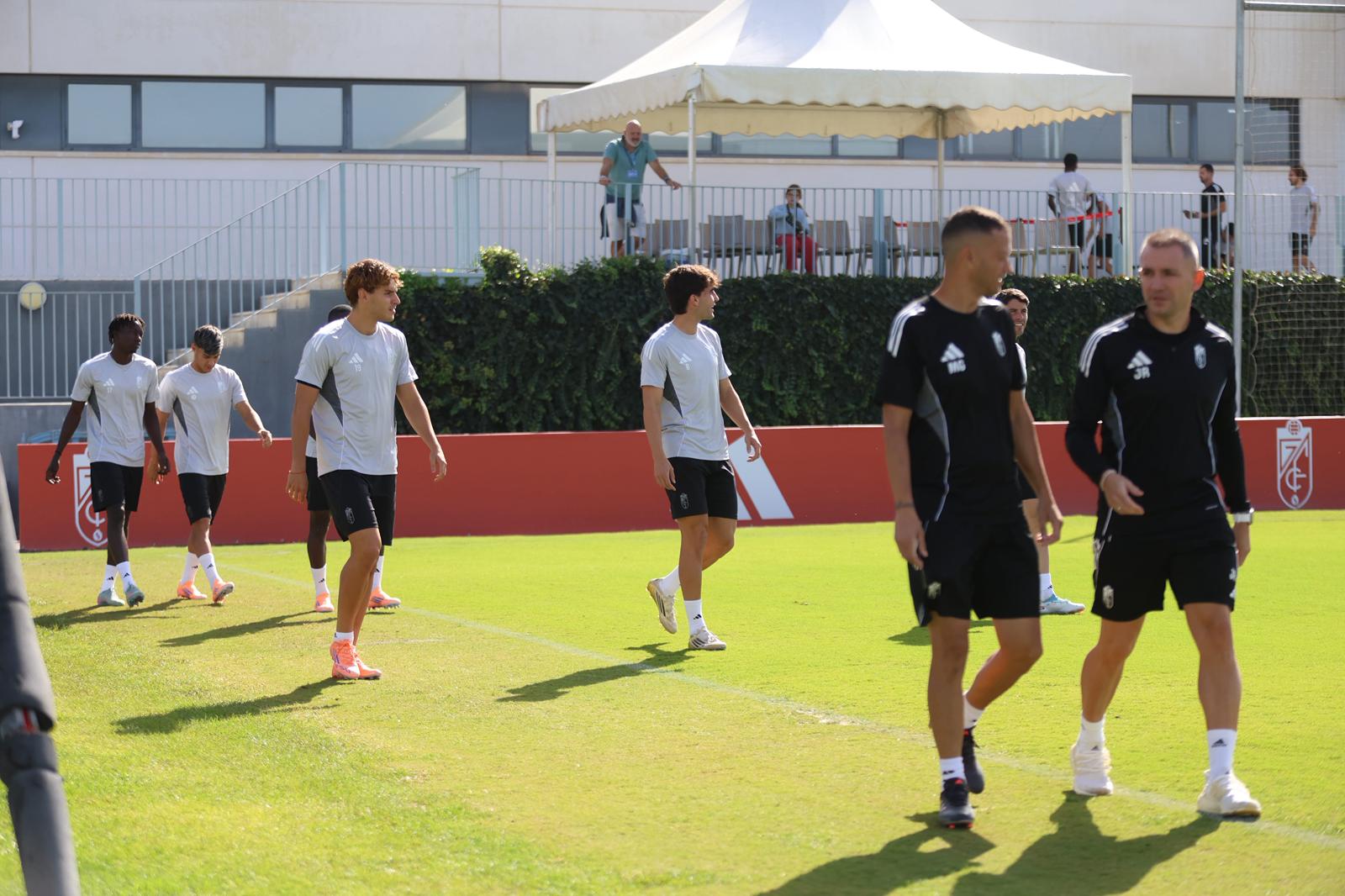 El Granada reúne a 400 personas en su entrenamiento a puerta abierta