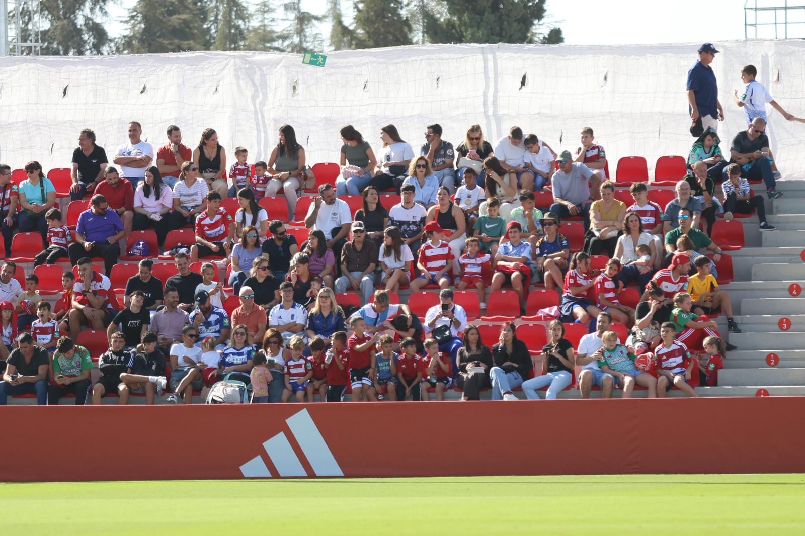 El Granada reúne a 400 personas en su entrenamiento a puerta abierta