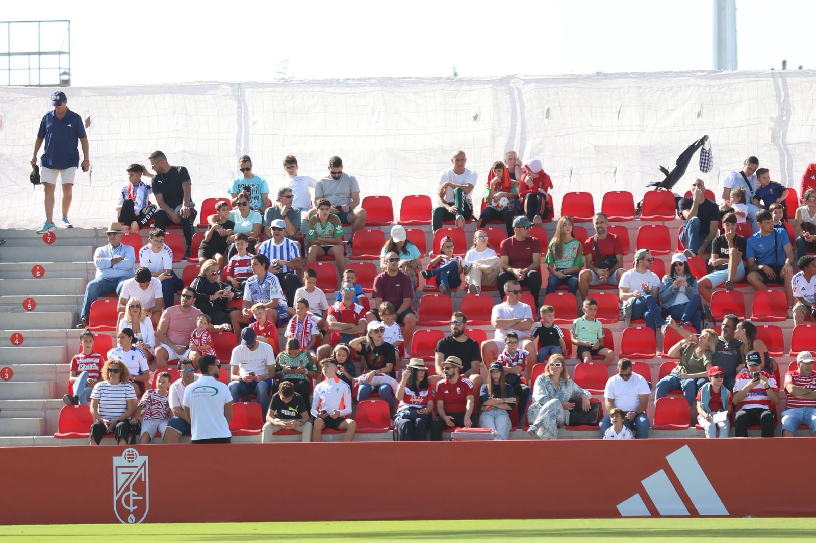 El Granada reúne a 400 personas en su entrenamiento a puerta abierta
