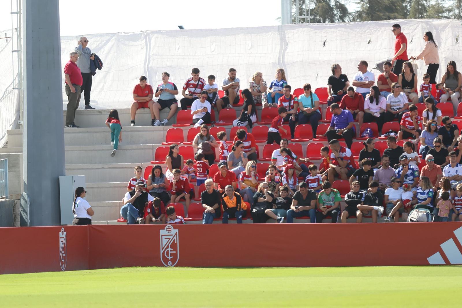 El Granada reúne a 400 personas en su entrenamiento a puerta abierta