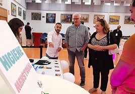 Visita del alcalde de Huércal de Almería, Ismael Torres, a una pasada edición de Expoerótica.