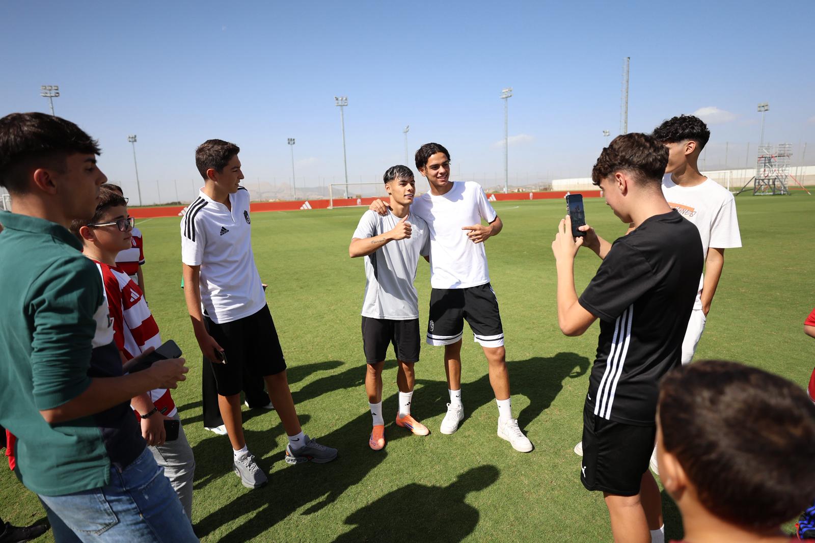 El Granada reúne a 400 personas en su entrenamiento a puerta abierta