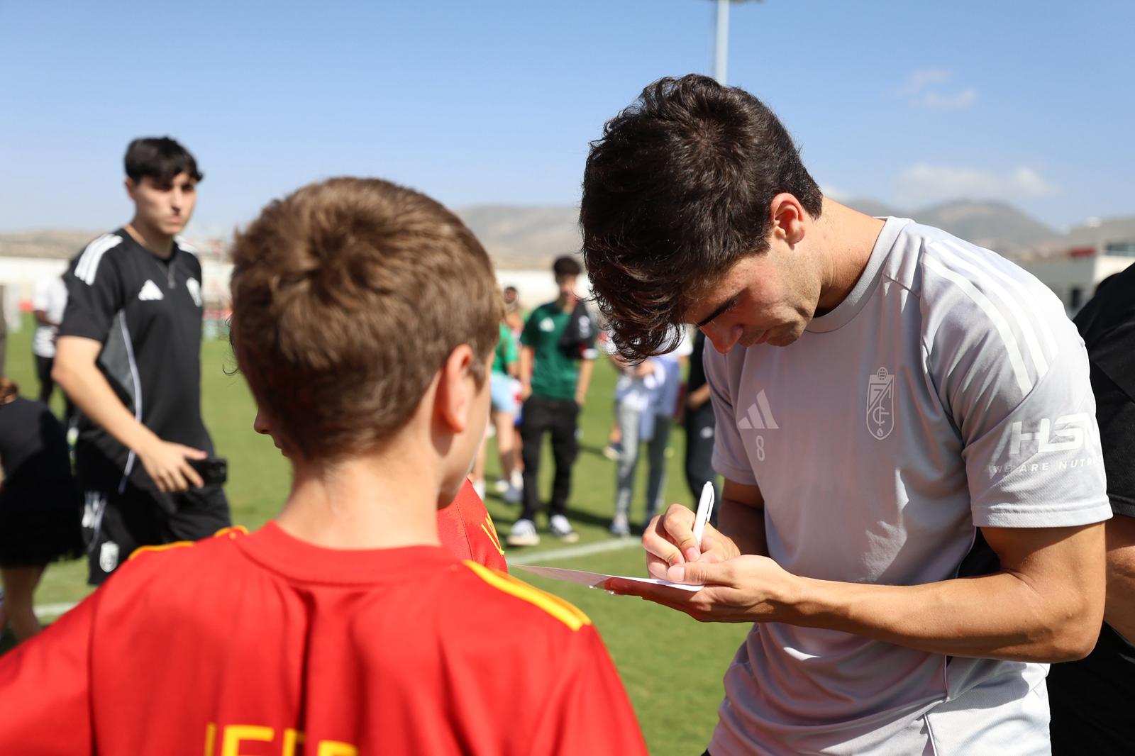 El Granada reúne a 400 personas en su entrenamiento a puerta abierta