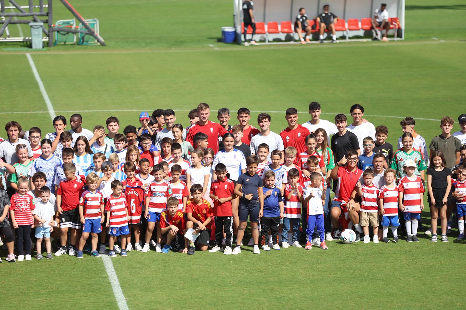 El Granada reúne a 400 personas en su entrenamiento a puerta abierta