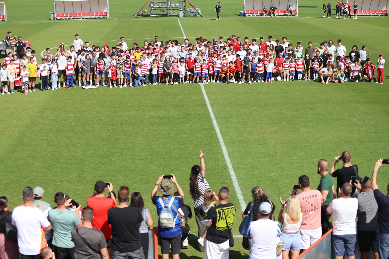El Granada reúne a 400 personas en su entrenamiento a puerta abierta