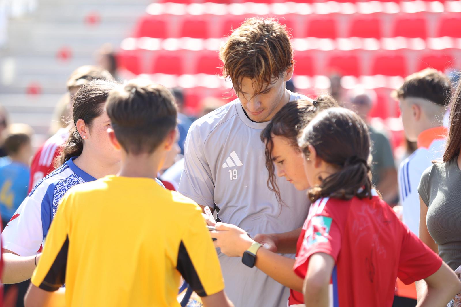 El Granada reúne a 400 personas en su entrenamiento a puerta abierta