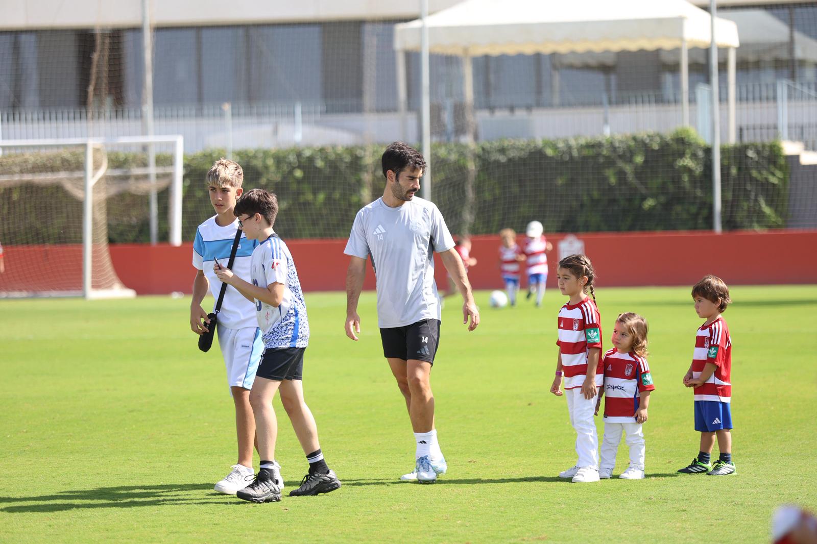 El Granada reúne a 400 personas en su entrenamiento a puerta abierta