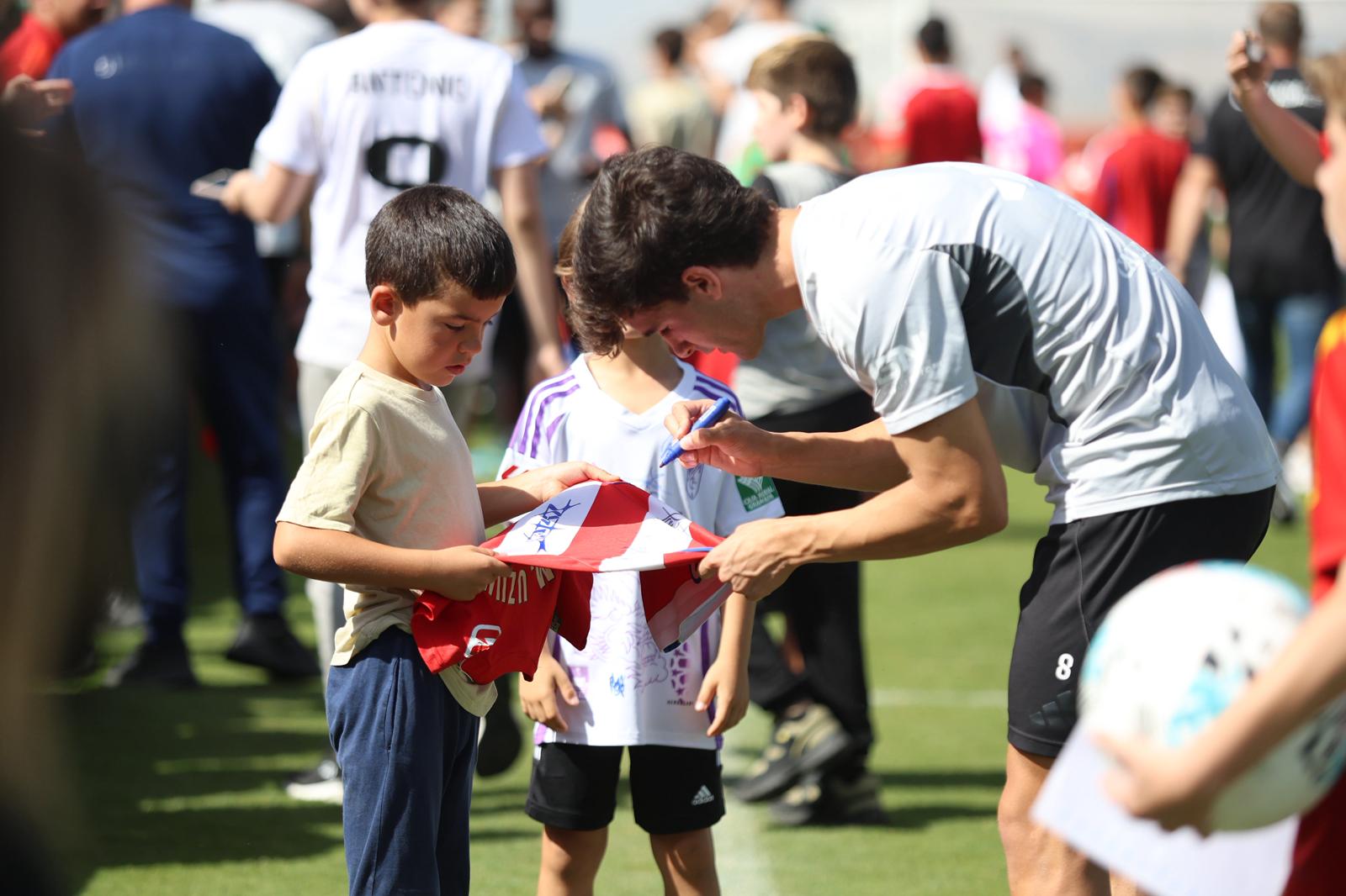 El Granada reúne a 400 personas en su entrenamiento a puerta abierta
