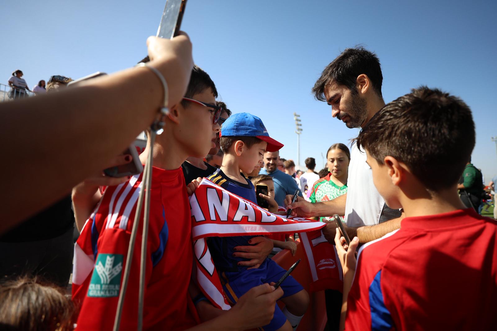 El Granada reúne a 400 personas en su entrenamiento a puerta abierta