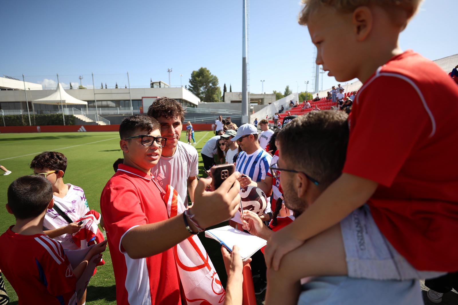 El Granada reúne a 400 personas en su entrenamiento a puerta abierta