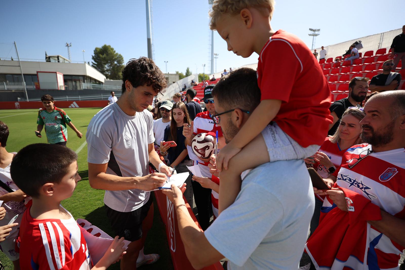 El Granada reúne a 400 personas en su entrenamiento a puerta abierta