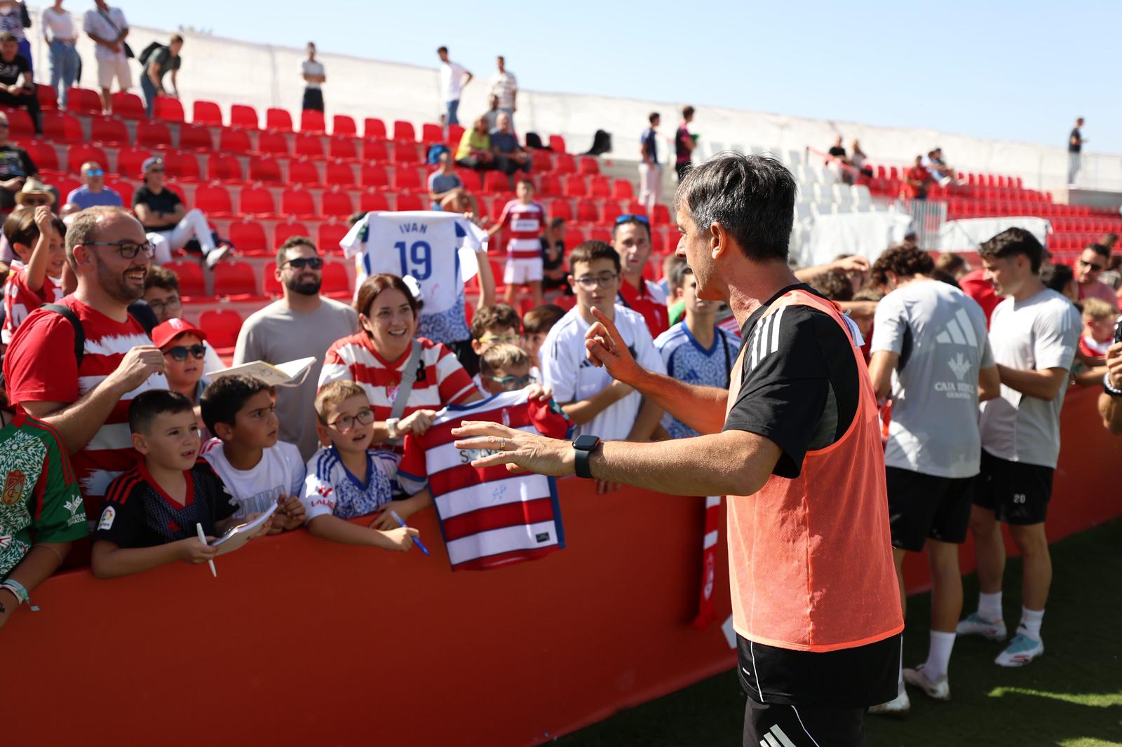 El Granada reúne a 400 personas en su entrenamiento a puerta abierta