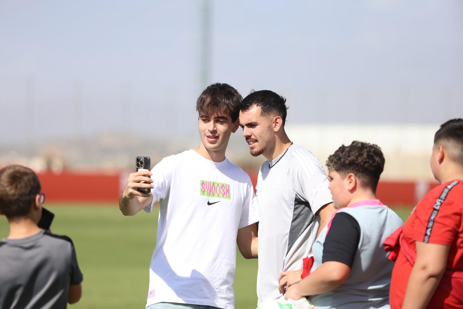 El Granada reúne a 400 personas en su entrenamiento a puerta abierta