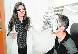 Un paciente se somete a una revisión ocular.