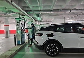 Punto de carga eléctrica en un parking de Granada.