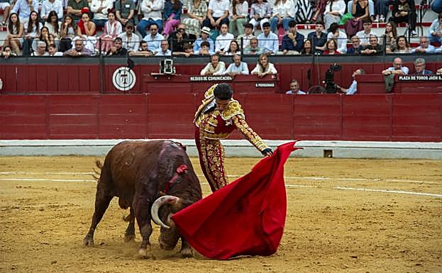 Alejandro Talavante instrumenta un natural a uno de sus toros.