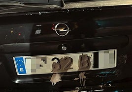 Matrícula tapada con arcilla por un estudiante de Madrid.