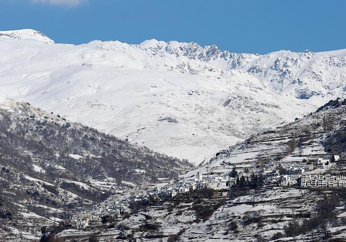 Sierra Nevada vista desde el Barranco del Poqueira.