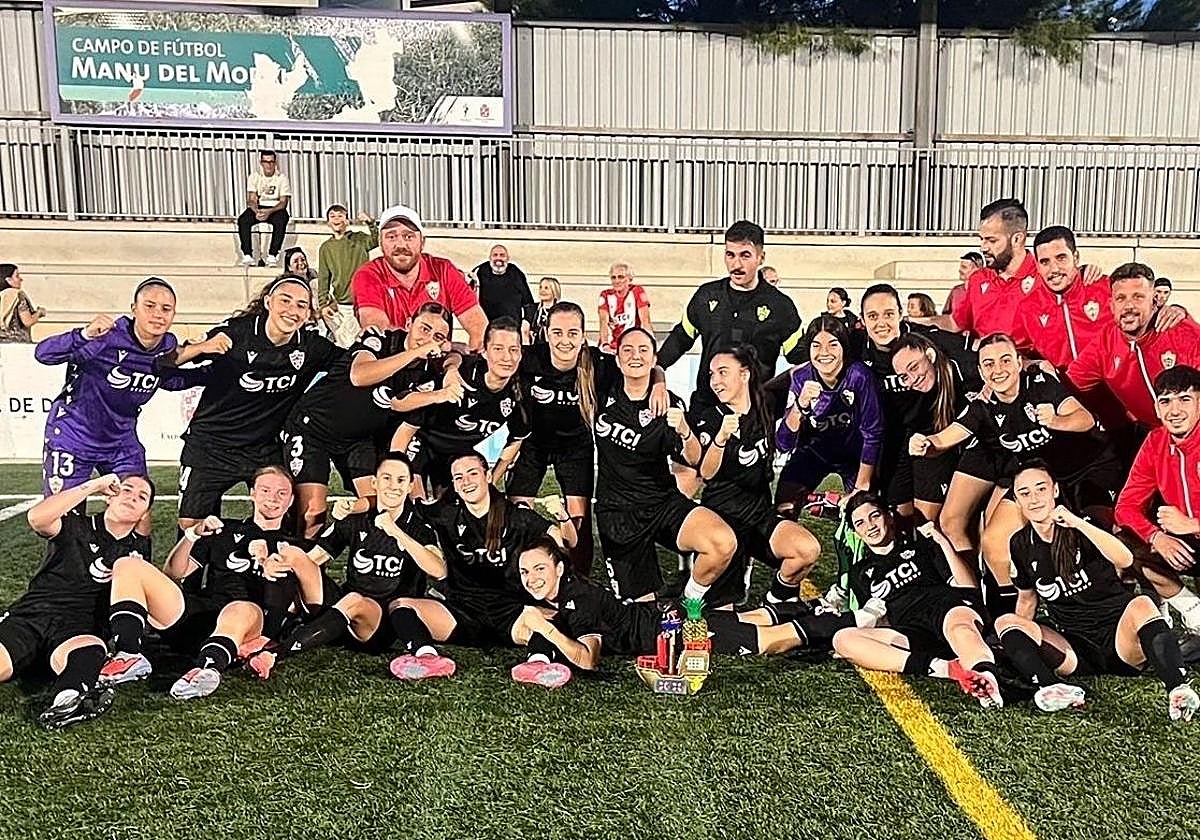 El Almería gana celebra el holgado triunfo que lleva el añadido del liderato.