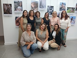 El Área de Gestión Sanitaria Sur de Granada inaugura su primera exposición fotográfica para promover la lactancia materna