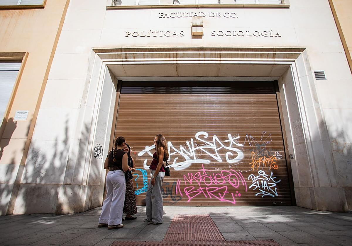 Fachada de Políticas y Sociología.