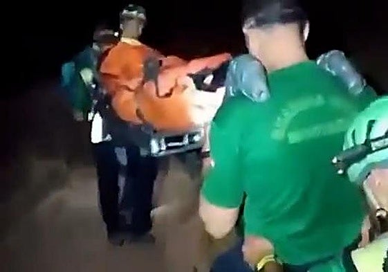 Complicado rescate de altura de la Guardia Civil de una mujer accidentada en una ruta en Güéjar Sierra.
