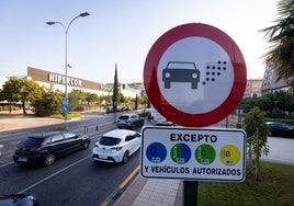 Quejas entre los comerciantes del centro de Granada por la zona de bajas emisiones