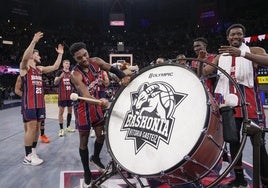 Los jugadores del Baskonia celebran el triunfo sobre el Real Madrid.