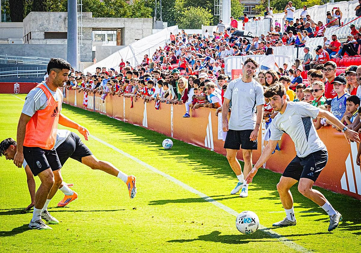 Un momento del entrenamiento a puerta abierta.