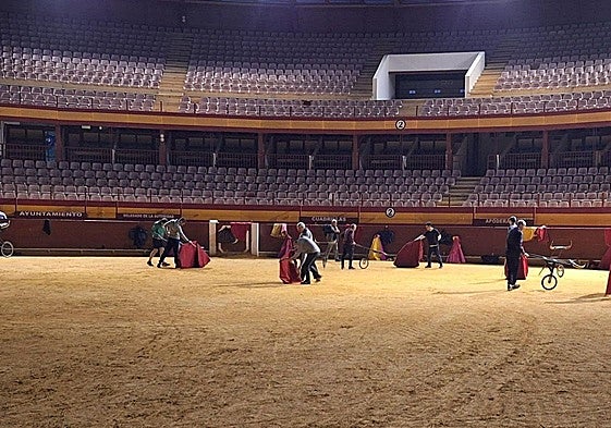 Los aficionados prácticos entrenan hasta de noche en el coso roquetero.