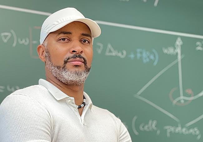 El investigador de la UGR René Fábregas, ante el modelo matemático desarrollado para la interpretación de los datos de este estudio