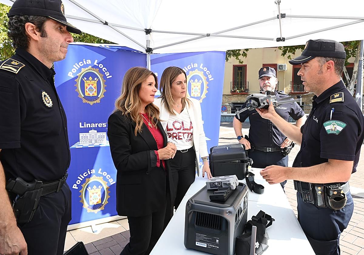 Efectivos de la Policía Local muestran a la alcaldesa el funcionamiento de uno de los materiales.