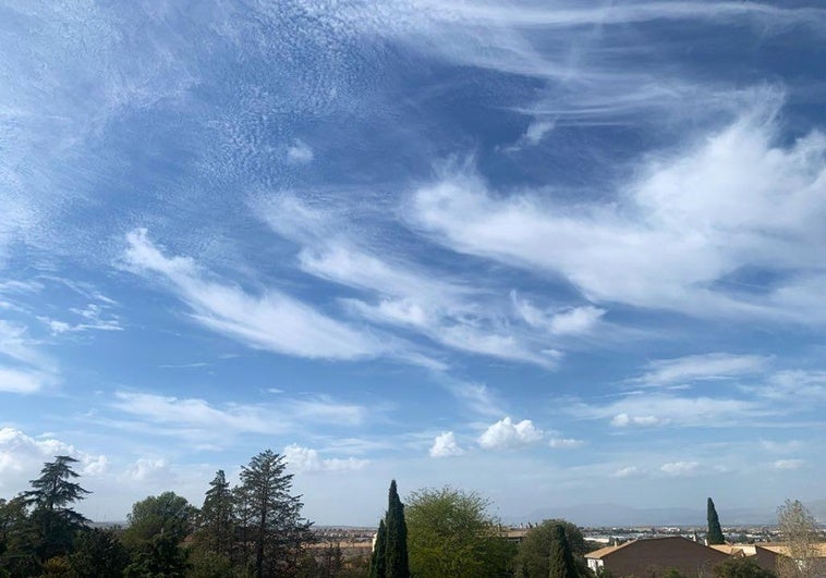 Así son los cirros, las nubes más altas que se pueden ver en el cielo de Granada