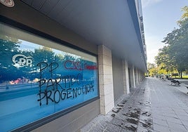 Vandalizan la sede del PP en Granada con pintadas