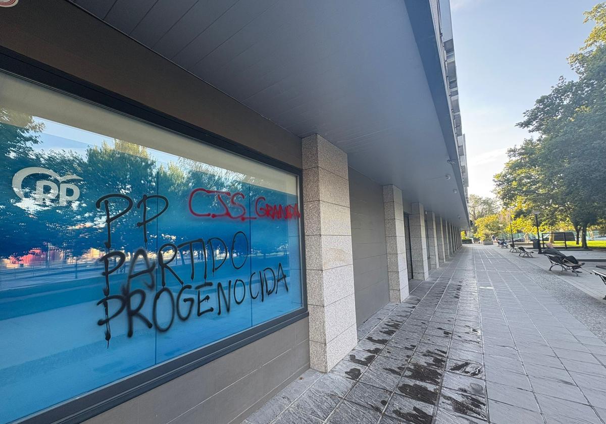 Vandalizan la sede del PP en Granada con pintadas: «Esto no es libertad de expresión, ni democracia»