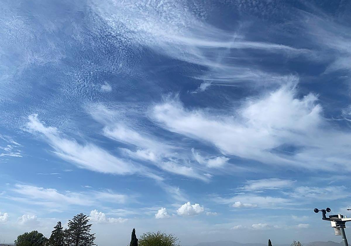 Imagen principal - Nubes llamadas mechón de pelo o cola de caballo. 