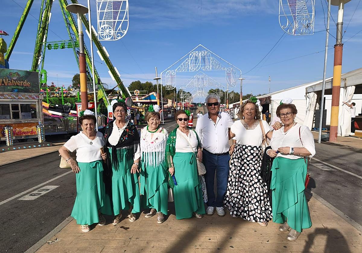 Un grupo de amigas en el recinto ferial.